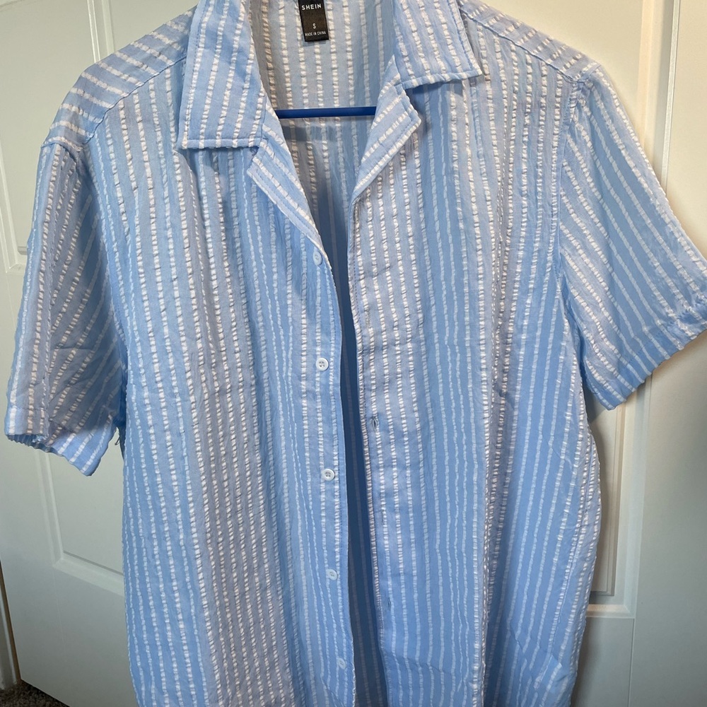 Short Sleeve Button Down Shirt - SMALL
